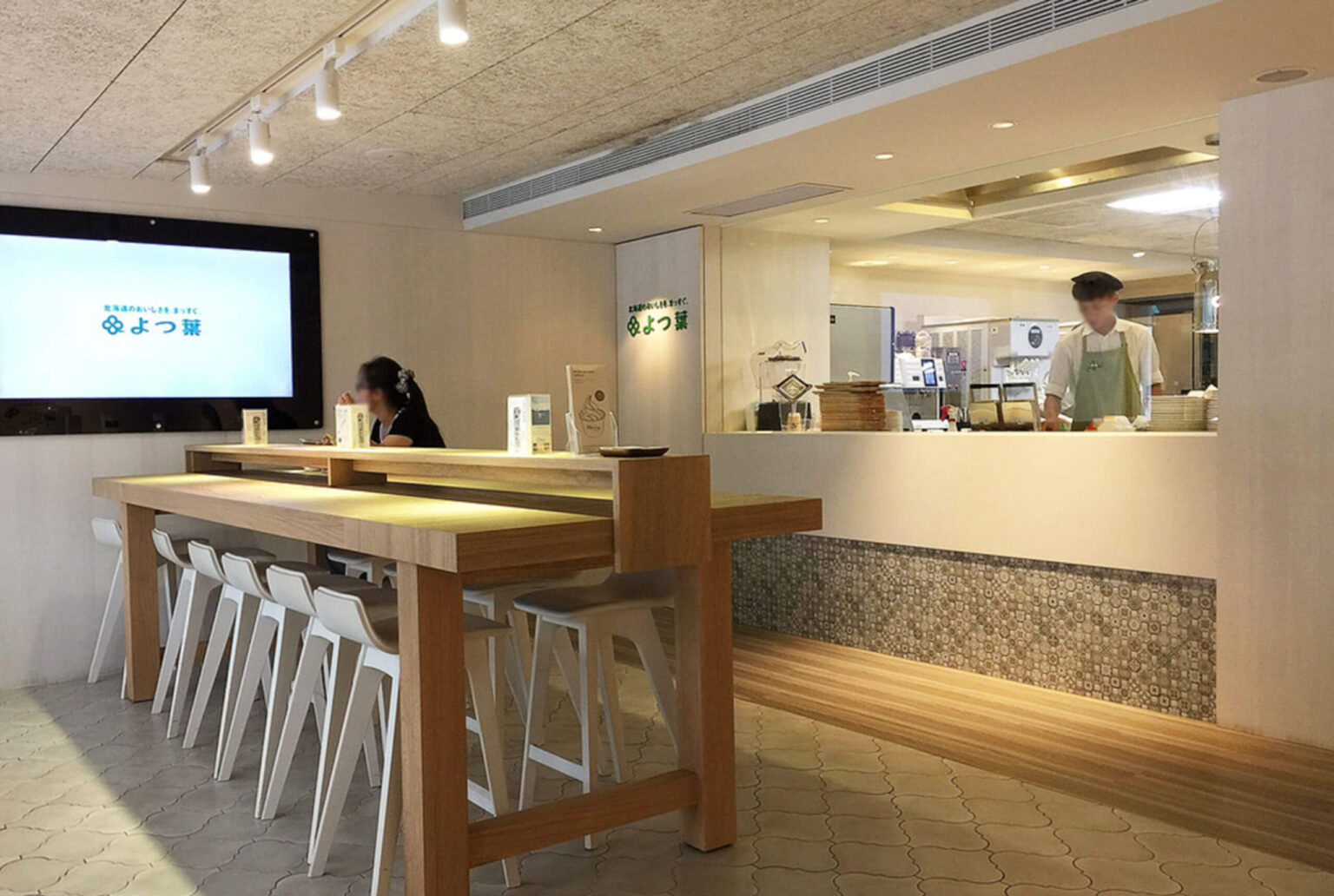 White Cosy北海道よつ葉乳業品牌規劃/平面設計/Branding/Visual Design，門店內部擺設高腳椅長桌