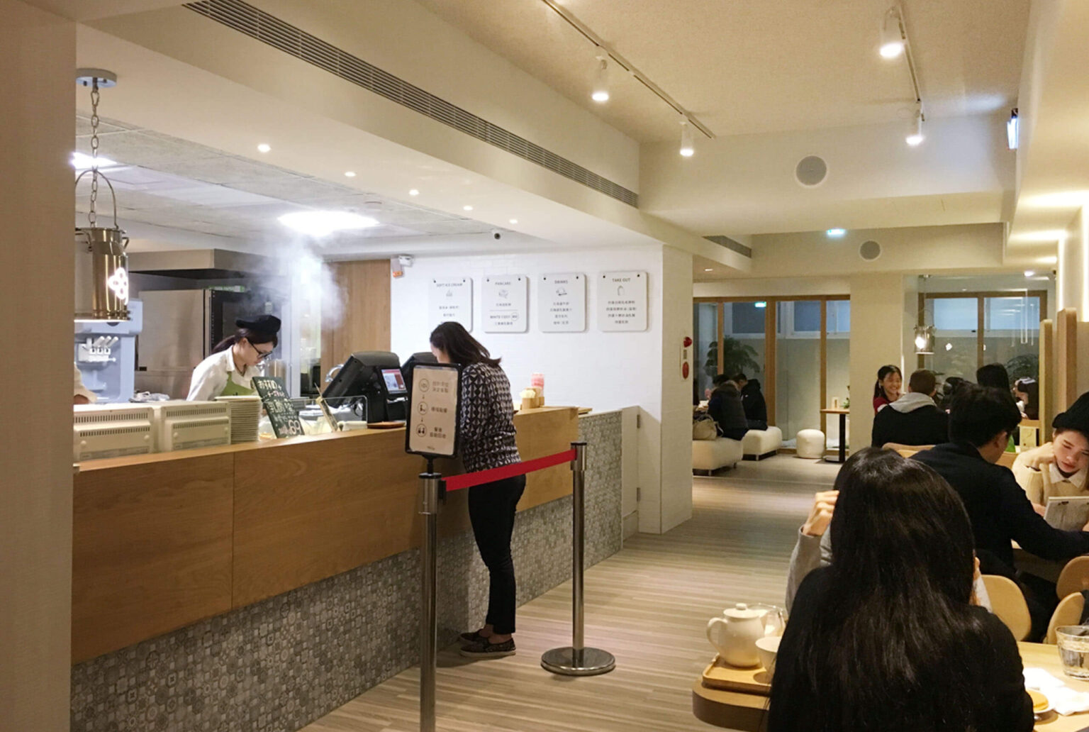 White Cosy北海道よつ葉乳業品牌規劃/平面設計/Branding/Visual Design，門店內部擺設高腳椅長桌