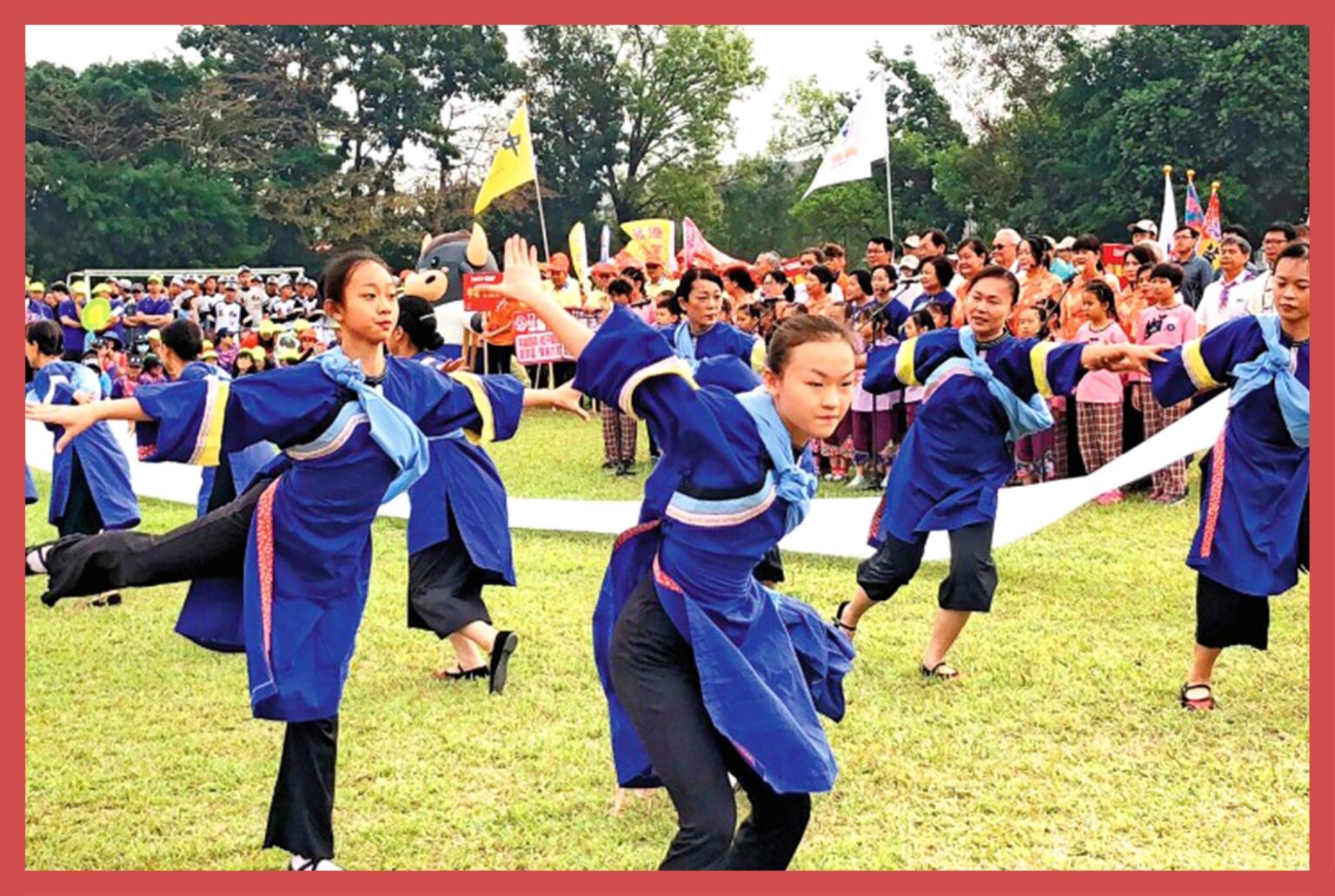 屏東內埔國中第55屆六堆運動會活動主視覺設計,身穿傳統客家藍衣的學生們進行客家傳統競賽