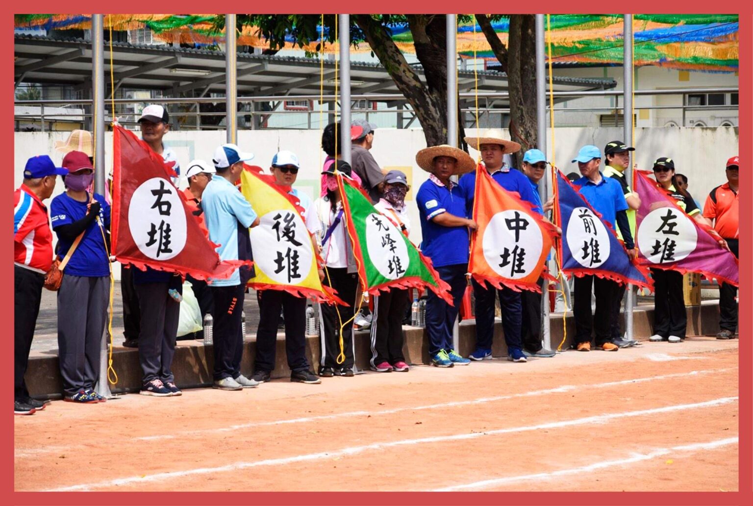 屏東內埔國中第55屆六堆運動會活動主視覺設計,身穿傳統客家藍衣的學生們進行客家傳統競賽,大武山下的運動會