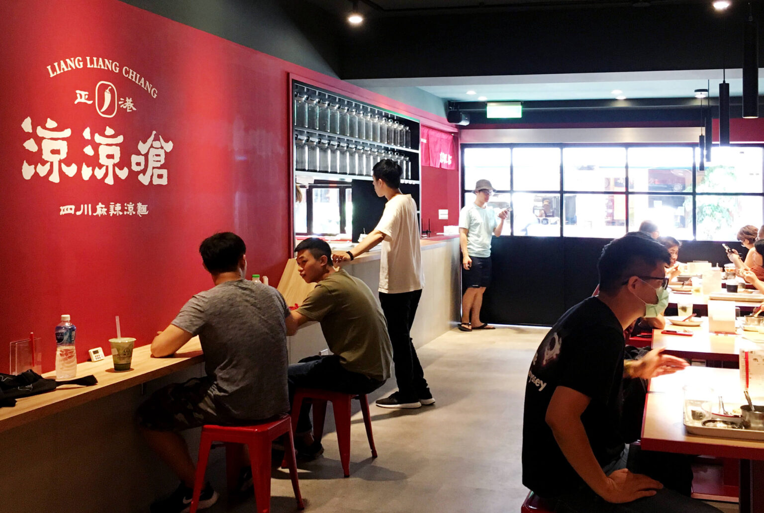 永吉路美食四川麻辣特色涼麵 - 涼涼嗆餐廳內部裝潢，喆美文創使用大紅色牆面白色 logo /平面設計/品牌規劃 Visual Identity/ Branding