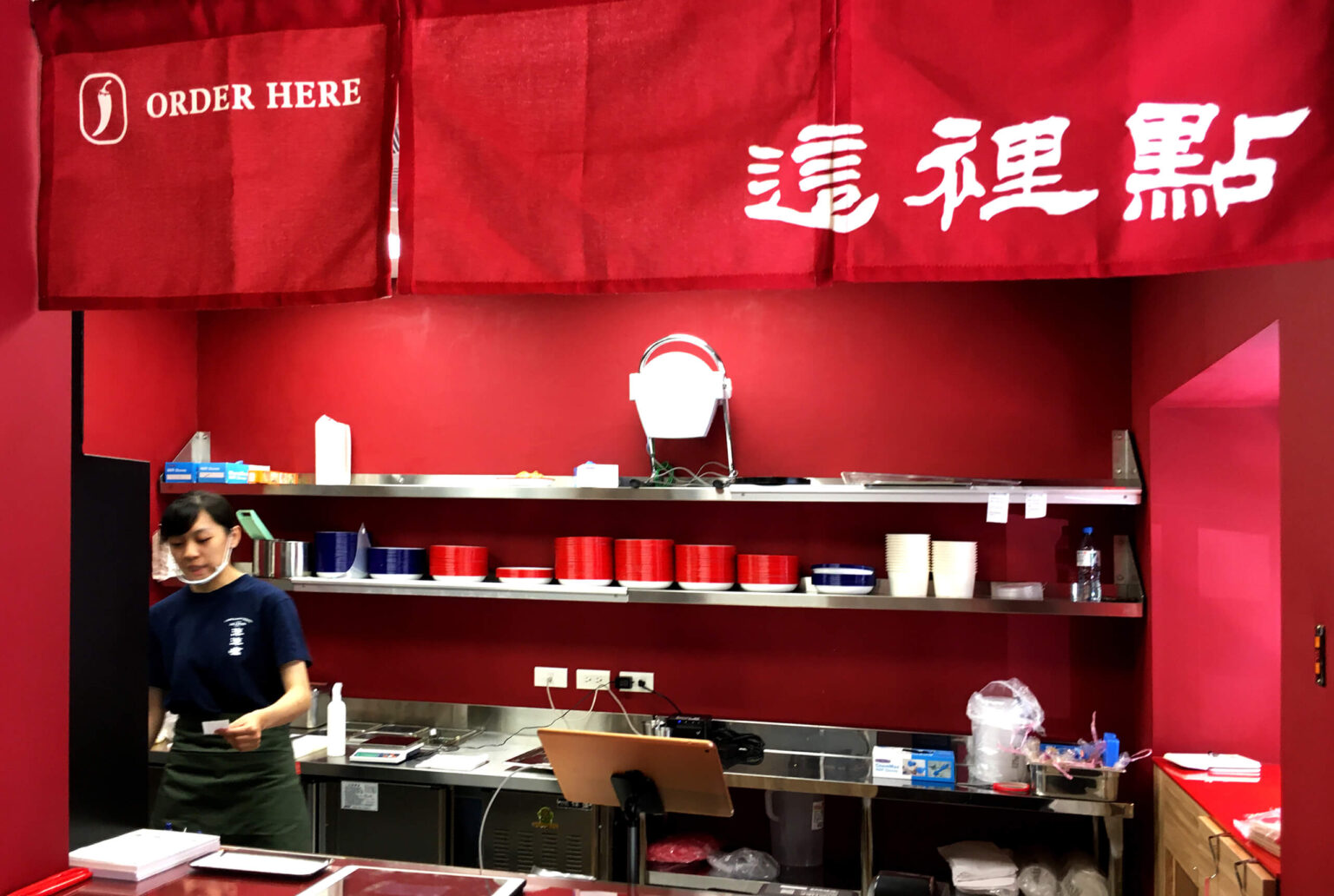 永吉路美食四川麻辣特色涼麵 - 涼涼嗆餐廳內部裝潢，喆美文創使用大紅色牆面白色 logo /平面設計/品牌規劃 Visual Identity/ Branding
