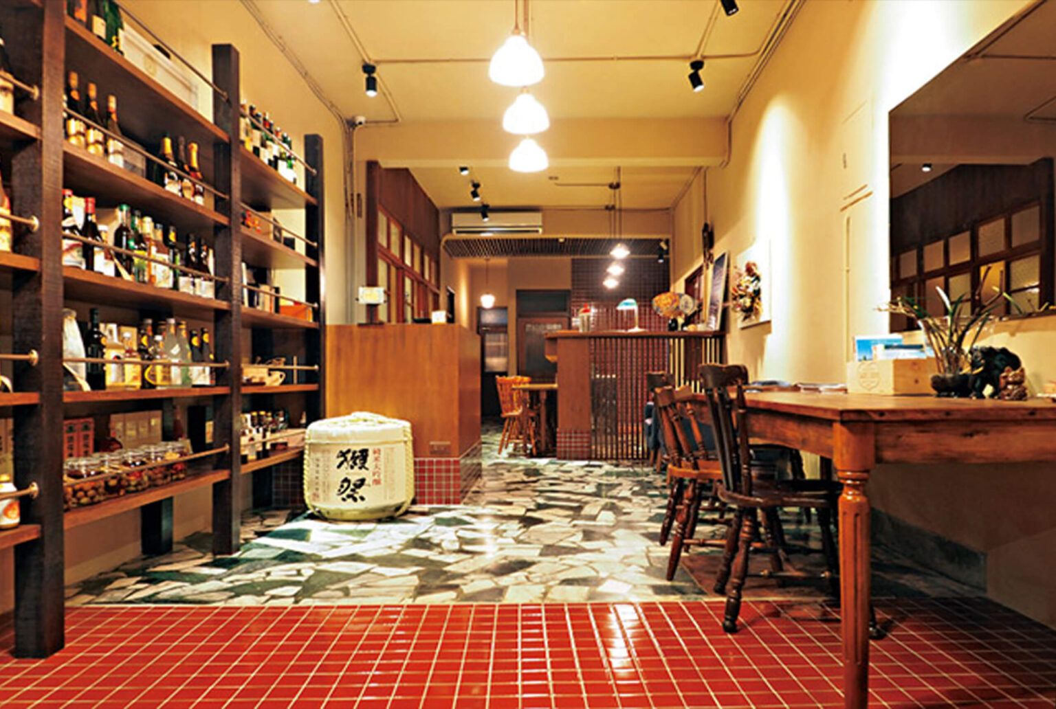 瑞安街日本酒專賣店素晴屋品牌規劃，店內擺設溫暖黃燈，日本酒販售