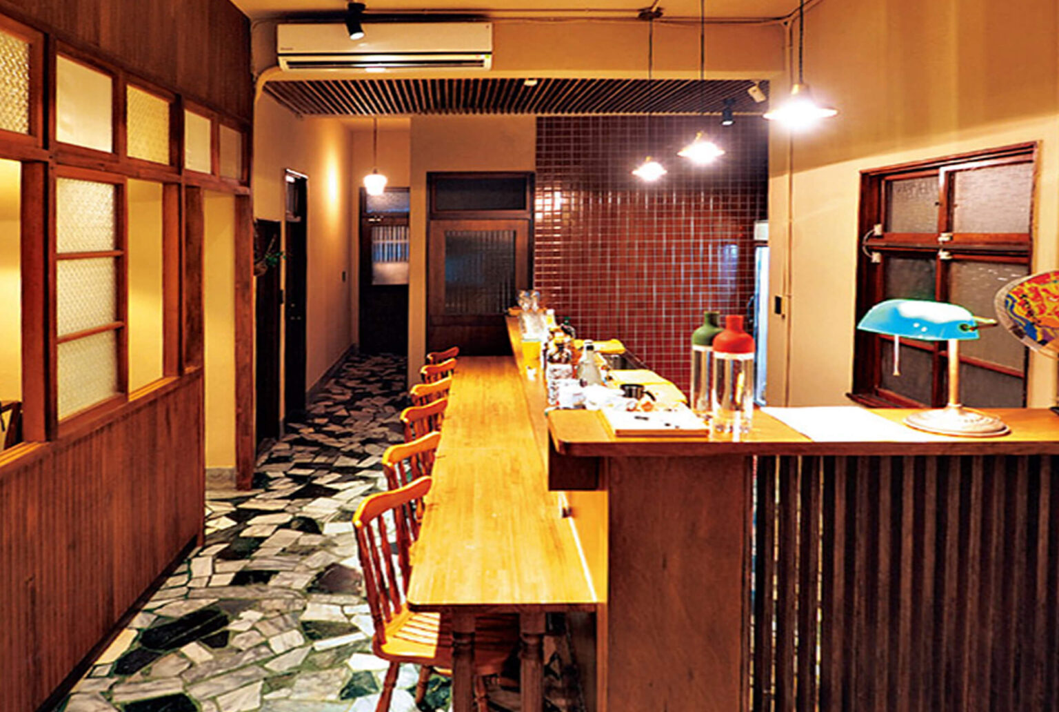 瑞安街日本酒專賣店素晴屋品牌規劃，店內擺設溫暖黃燈，日本酒販售