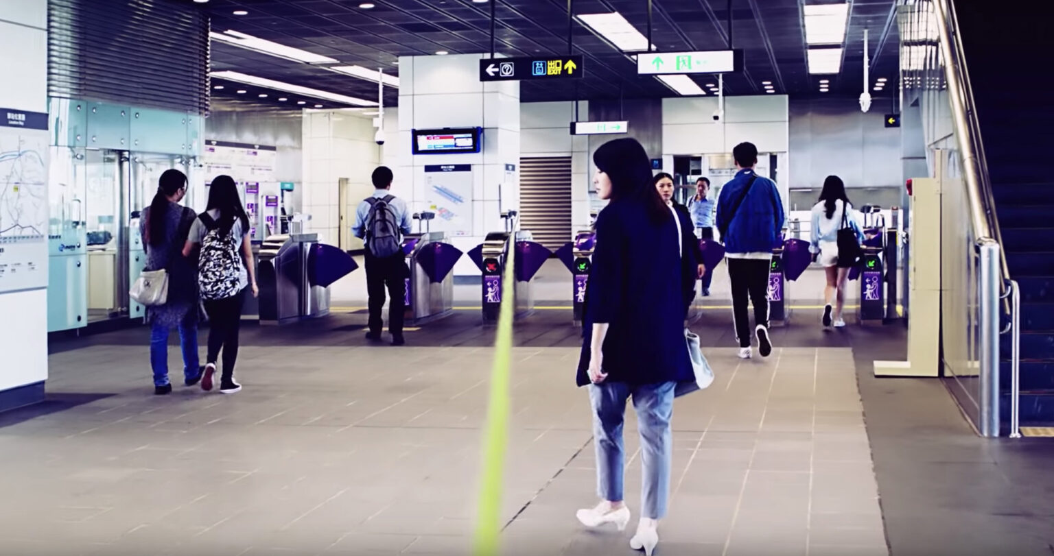 桃園機場捷運出閘口行走的乘客