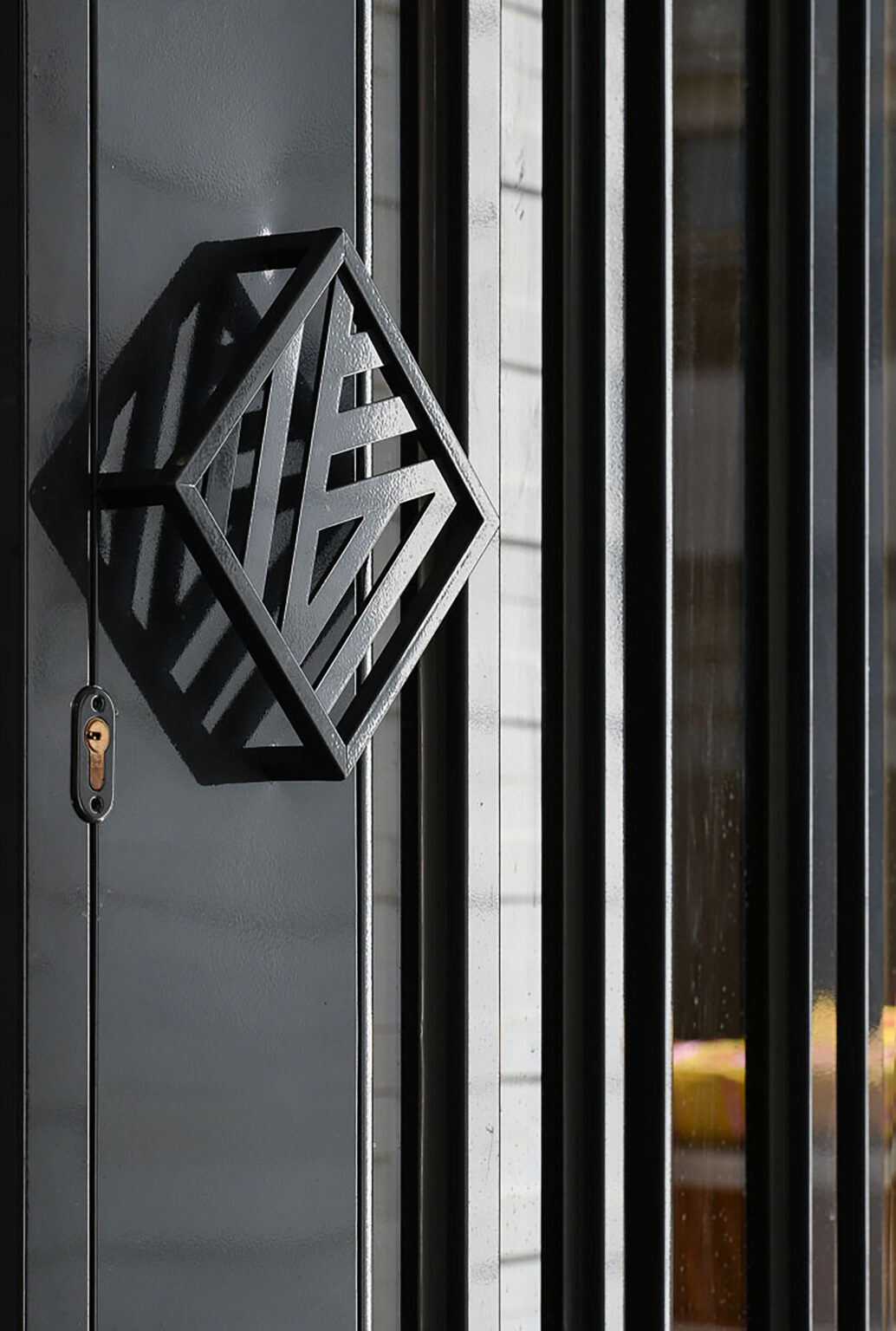 坤宸建設立體 Logo 設計,黑色鐵件,建築、品牌規劃 Visual Design